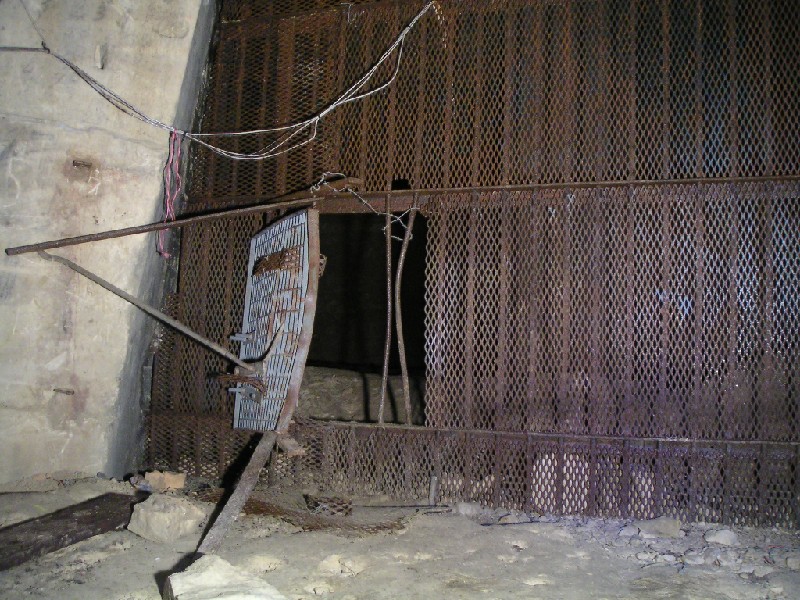 bfs_supportpassagegate.jpg - The gate at the other end of the support passage, past this the passage splits and enters the normal part of the mine.