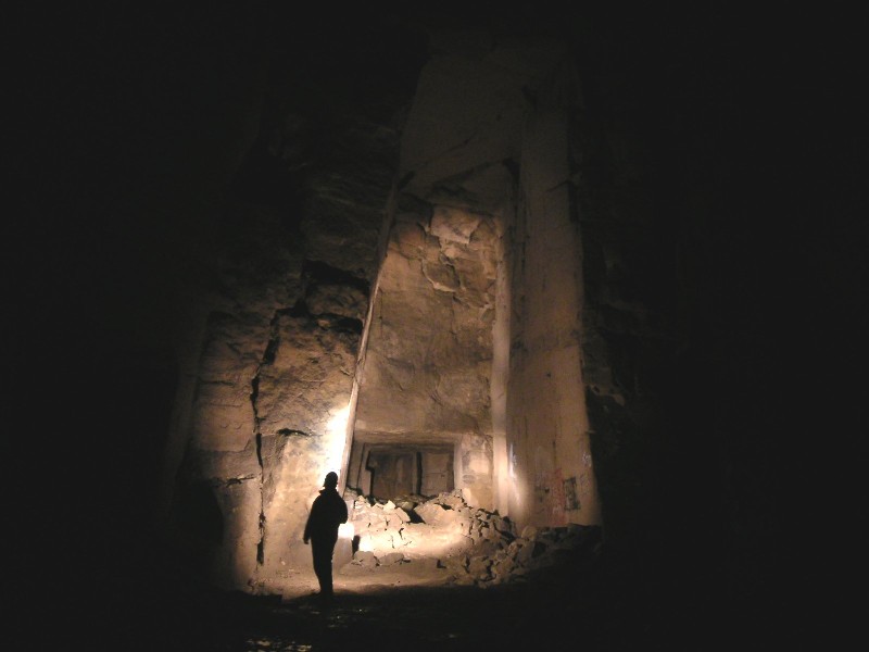 bfs_cath2.jpg - Another view of the same passage as in the last picture. The size of the chamber is very big.