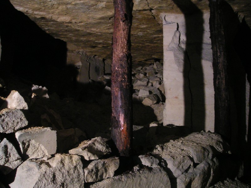 bfs_OXOIIpassage_backdoor.jpg - Roof supports in the OXO II passage near the Backdoor.