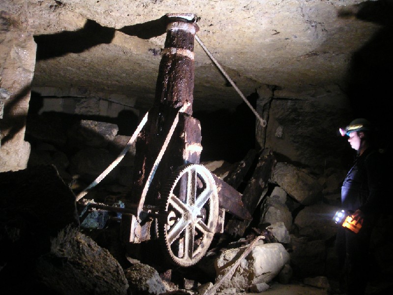 bfs_crane_mostnorthern.jpg - The first crane that we saw in the most northern part of the mine. The cranes beam was broken, possible due to the amount of water and dampness in this part of the mine.
