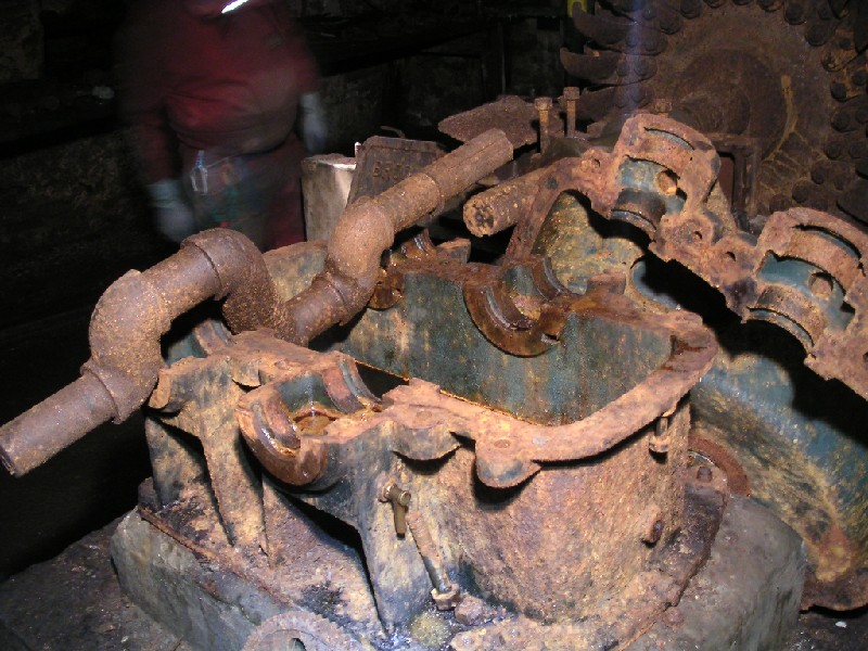 bs_comproom_gearbox.jpg - Close up of the gear box housing and crank shaft.