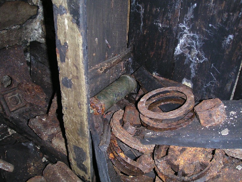 bs_comproom_greasegun.jpg - At the far end of the workbench is a cupboard, where I spotted this grease gun.
