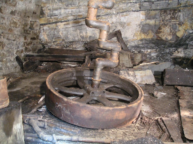 bs_comproom_wheel_crank.jpg - The large 107cm flywheel which was part of the compressor.