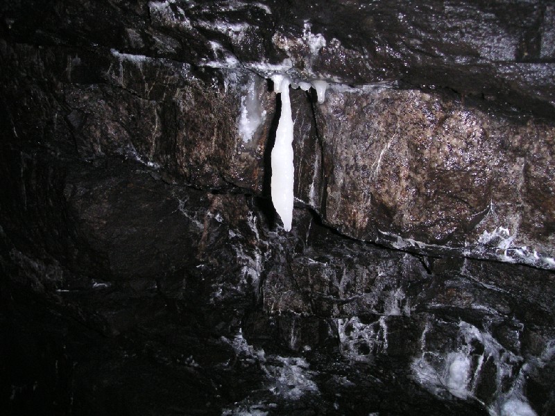 bs_deeplevel_calciteflow.jpg - On one part there was a whole section of passage that had these pure white calcite mini curtains.