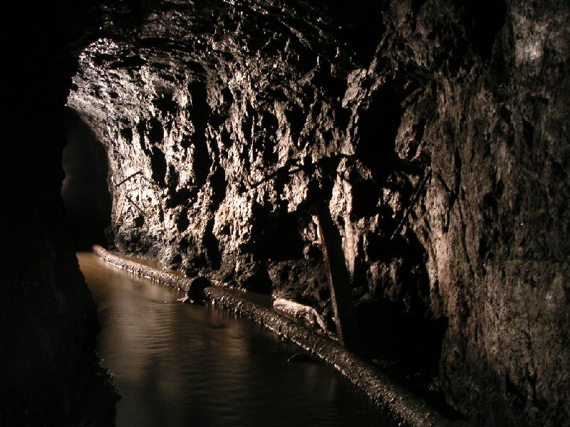 bs_deeplevel_corner1.jpg - Still along on Carr's Vein. Not sure it the air pipe should be on the supports, unless it had been removed.