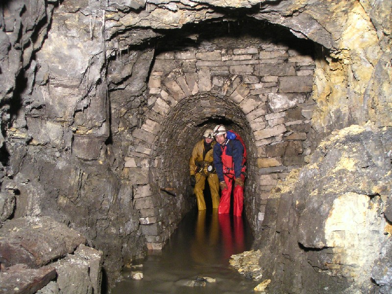 bs_deeplevel_karli_karl.jpg - A good photograph framed by the arching. This is not far from where Karli started testing the air and the complete blockage.