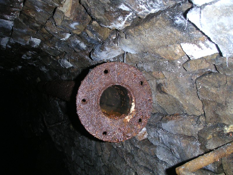 bs_deeplevel_pipes1.jpg - Air pipe with its flange joint plate. One thing that was noticed along the course of the level, was that there were many gaskets placed in shelfs in the wall.