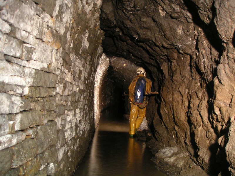 bs_deeplevel_stonewalling.jpg - Some of the stone walling along the Rampgill Vein. This is similar to the walling that can be seen in the passage past the Ballroom towards Longcleugh Vein, where only one side is dressed.