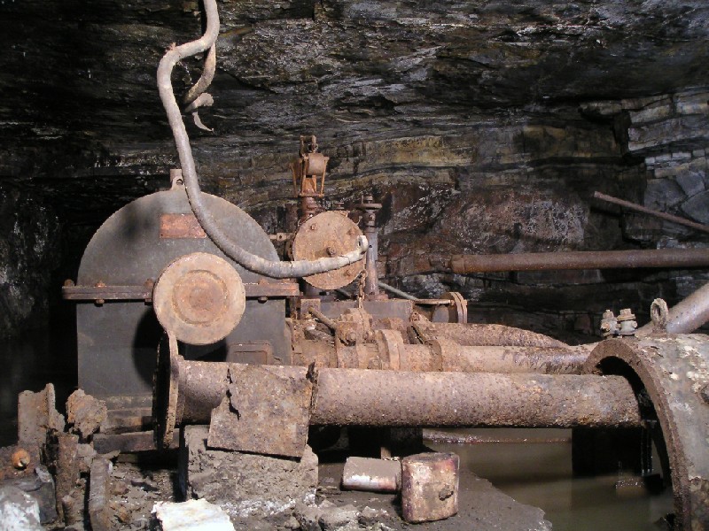 bs_generator2.jpg - Side view of the electricity generator. Inside the housing is one of the pelton wheels.