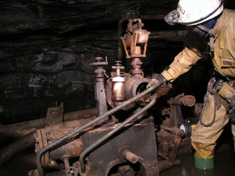 bs_generator4.jpg - The speed governor on the generator. The control wheels that can be seen still rotate smoothly, that is engineering.