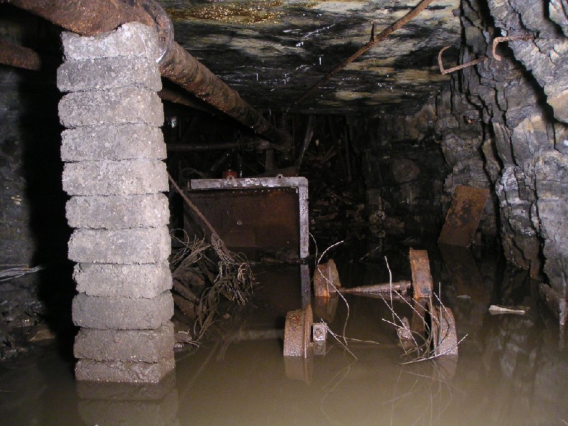 bs_passagetoshaftbottom.jpg - The passage that is past the shaft bottom, looking straight ahead is the shaft, to the right the entrance to the compressor room and behind is the generator area.