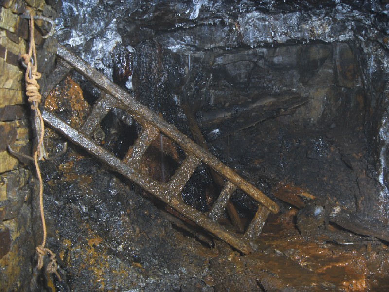 11_bs_wl_corner2.jpg - The small chamber at the end of the entrance arching, debris, ladder and the oh so important grappling hook!