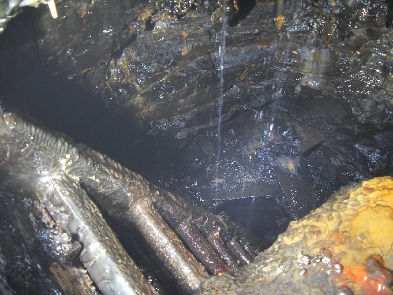 13_bs_wl_sump2.jpg - The manway part of the shaft and platform.