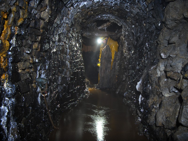 26_bs_wl_timberwork_1a.jpg - Inside the second set of arching. The timbers that can be seen, seam to have fallen from some structure above.