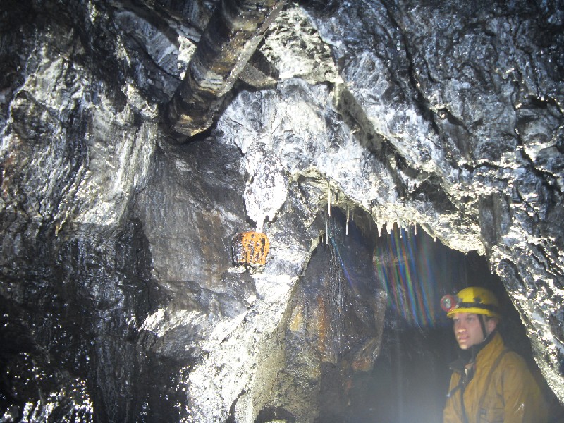 29_bs_wl_formation_1b.jpg - Another formation, at first we thought it was a iron bell, but it is completely natural.