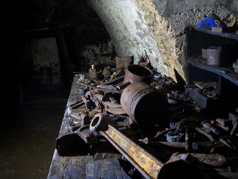 31_bs_workbench1.jpg - The debris strewn workbench in the compressor room.