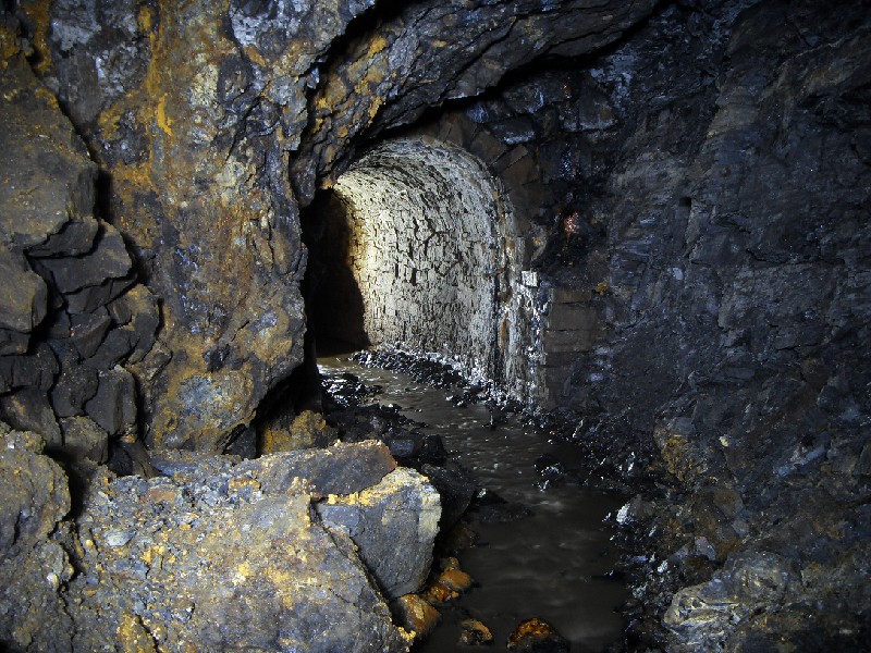 57_bs_deeplevel_2.jpg - Arching along Rampgill Deep Level.