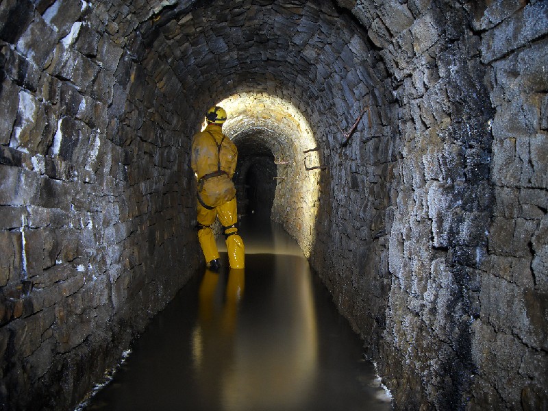 57_bs_deeplevel_3.jpg - Arching along Rampgill Deep Level, with a band of secondary mineralisation.