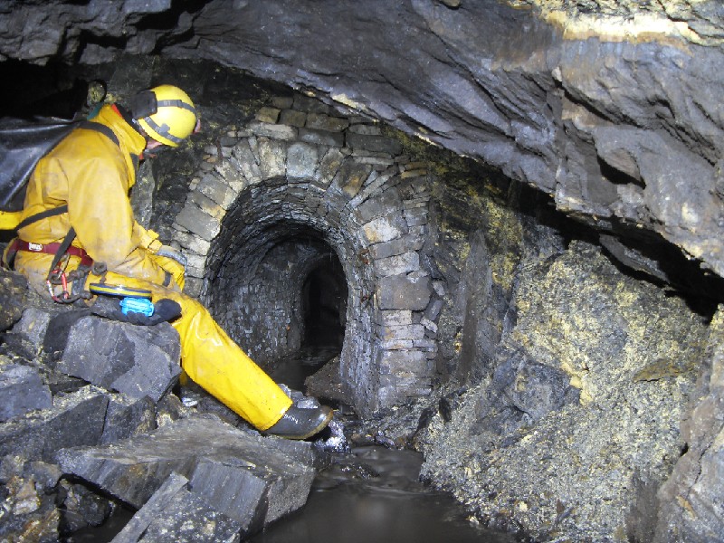 67_bs_passnearfall.jpg - Just before the fall. Did not notice this the last time, but the slope above Pete's head is very interesting.