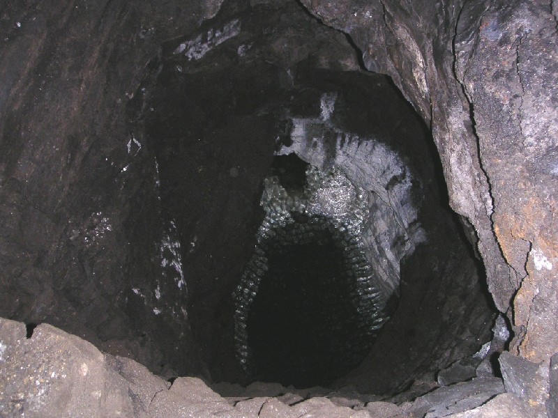 bh_deepbluepool_SE_wellgillcrossvein.jpg - Flooded sub level workings near the entrance, the water is blue looking, but you cannot see it too well in the picture.
