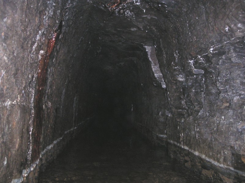 bh_heading_SE_guddhamgillxvein2.jpg - From what we have seen now on maps this we think was the beginning of the Brownley Hill Sun Vein. There was a part collapse holding the water back, doing a bit of digging droped the level by 180mm.