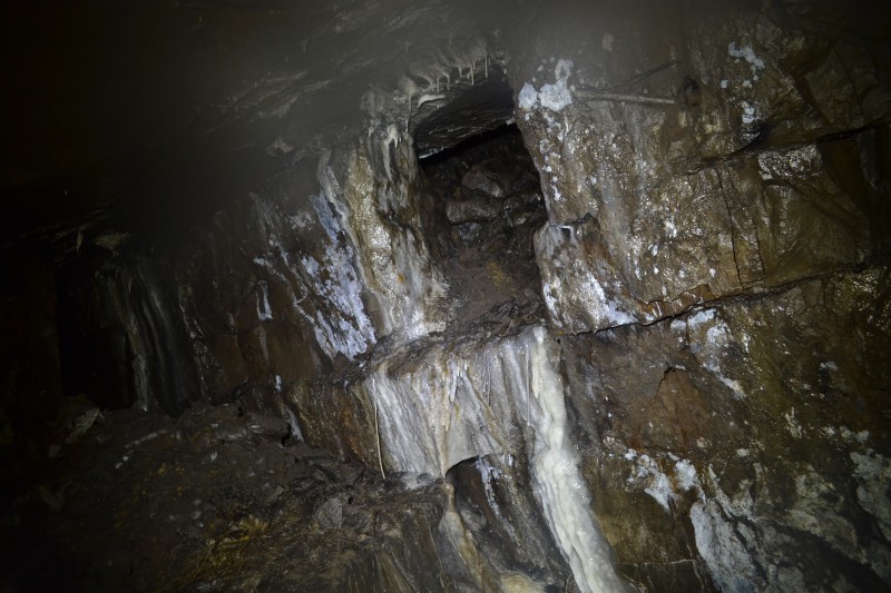 DSC_0317.JPG - Past the traverse -  ledge with stalactites. Photo by Karli.