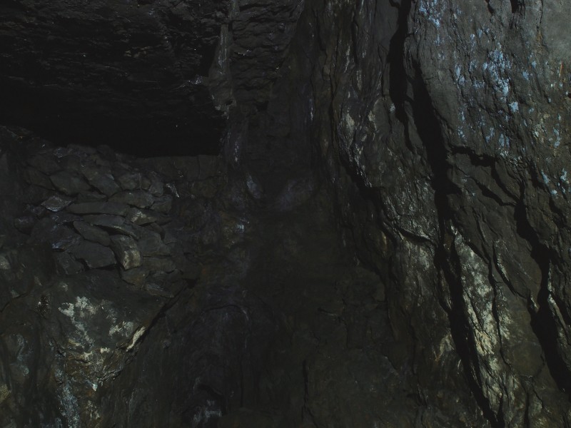 P3108396.JPG - In the stope from the higher level via the wet rise. Stepped level, leading to the crosscut that takes you to the level that we came in at.