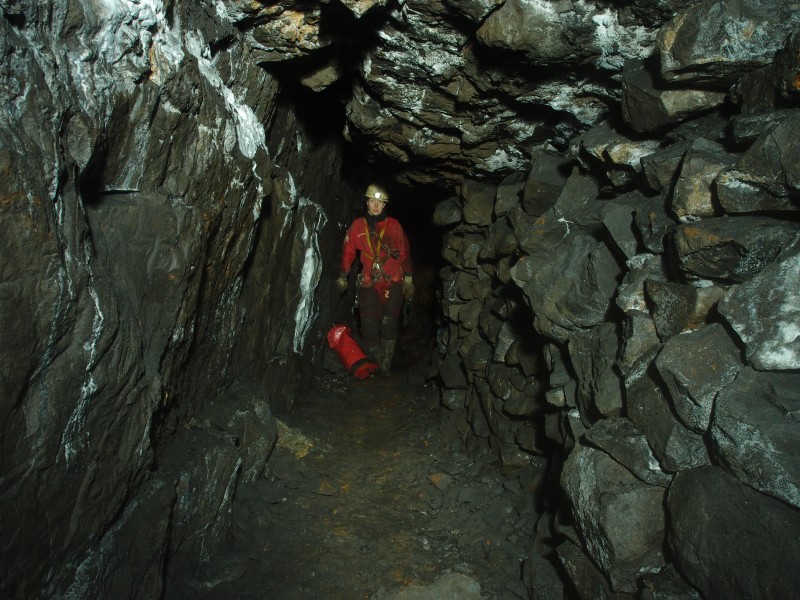 P3108403.JPG - Stope wall and pack walling in the main level at the top of the stope.