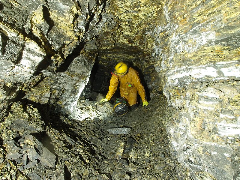 P3254926.JPG - Hitting some of the shale bands.