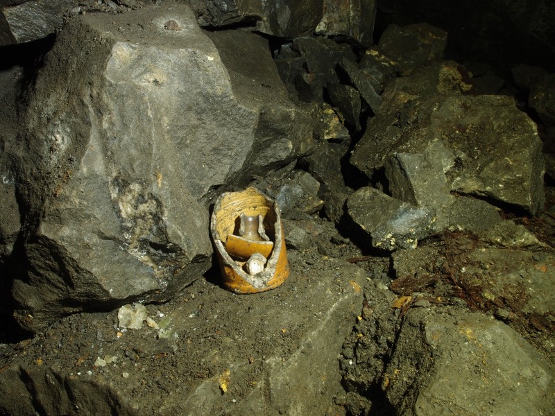 P3012562.JPG - Earthenware bottle. South end of West High Cross Vein.
