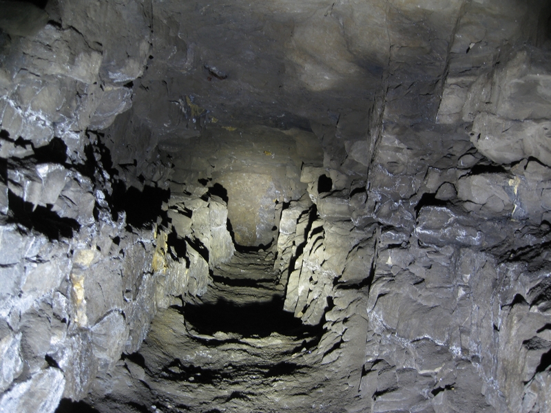 IMG_5227.JPG - The southern most crosscut on a slight incline, this is looking upwards.