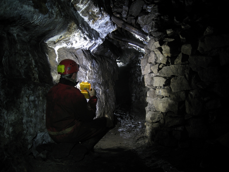 IMG_5239.JPG - Some of the passage in the area had the roof supported with stemples and thinish branches, just like in Coniston.