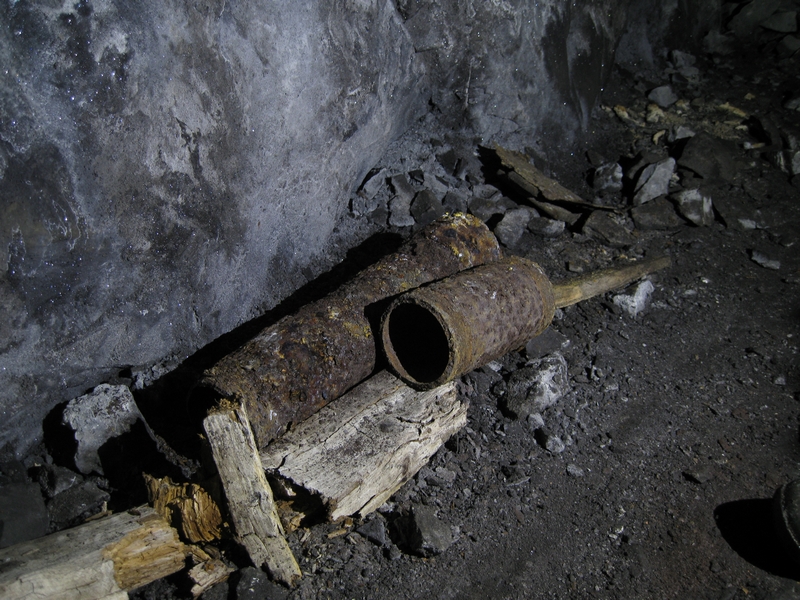 IMG_5245.JPG - Pipe couplers in the little crosscut.