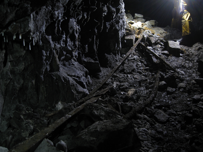 IMG_5247.JPG - Bars and rails in the little crosscut.