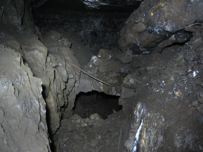 IMG_5259.JPG - Higher Flats, hole to the lower flats.