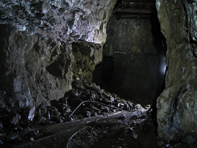 IMG_5282.JPG - Lower Flats, rail tracks and pipe work at the X junction.