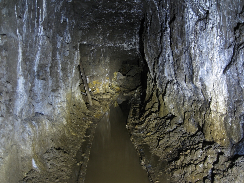 IMG_5296.JPG - This is the access level running under the flats that joins up with the main horse level.