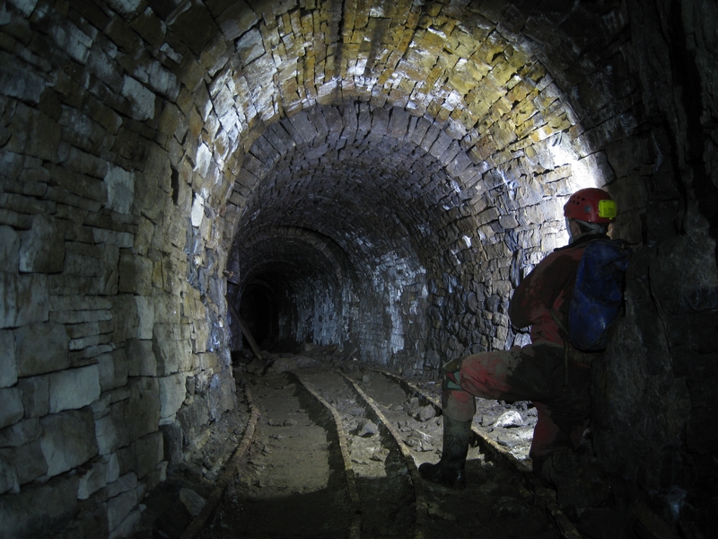 IMG_5299.JPG - Passing place in the access level for the flats.