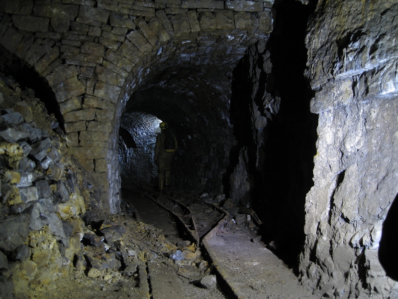 IMG_5302.JPG - Points at the passing place in the access level for the flats.