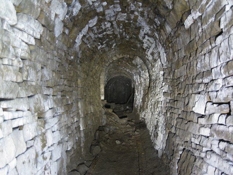 IMG_5308.JPG - Further along the access level for the flats, nearing the main horse level.