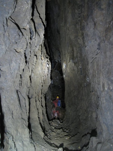 Img_5275.jpg - Lower Flats, stoping in the X junction top right branch, the wooden platform can be seen in the distance.