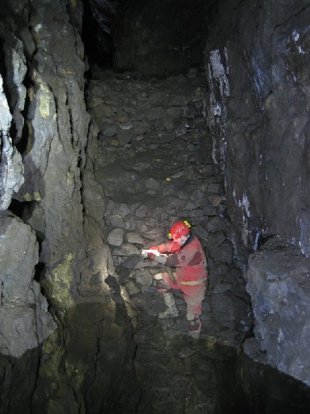 Img_5316.jpg - Ian climbing up a wall of deads on the Brownley hill North Middle Vein.
