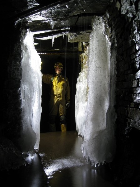 Img_5322.jpg - Ice flows near the entrance.