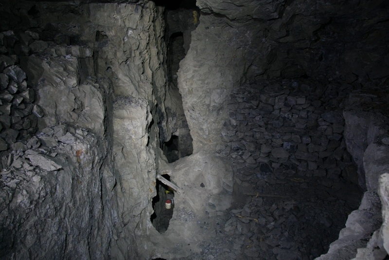 20110226_0867.jpg - Looking down through the stope, our lunch spot can be seen.