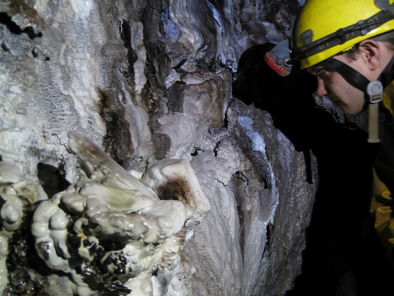 IMG_5759.JPG - Brilliant white formations on the north wall of the stope.
