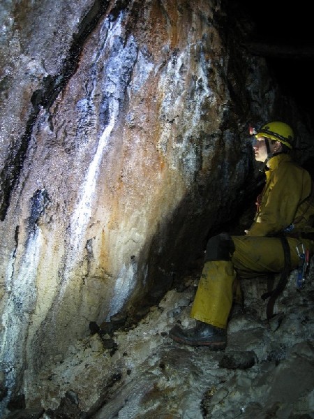 IMG_5765.JPG - More colourful formations on the south wall of the stope.