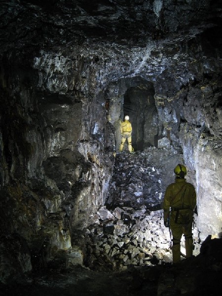 IMG_5768.JPG - View down the stope, looking east from the large shale chamber.