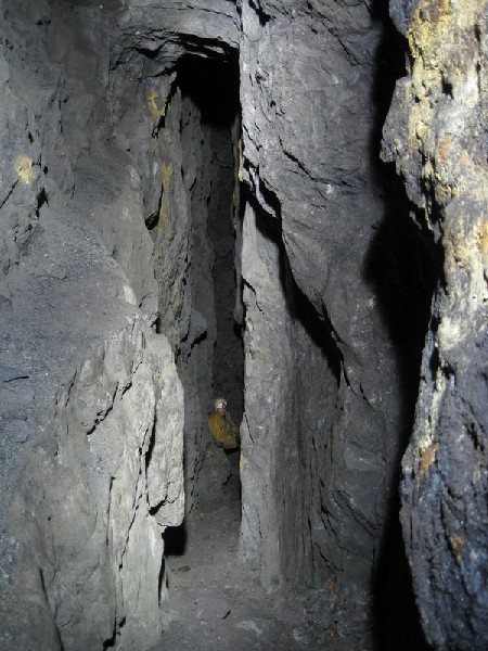 IMG_5823.JPG - Looking towards the bottom of a rubble slope in one of the parallel stopes in Tatler's String.