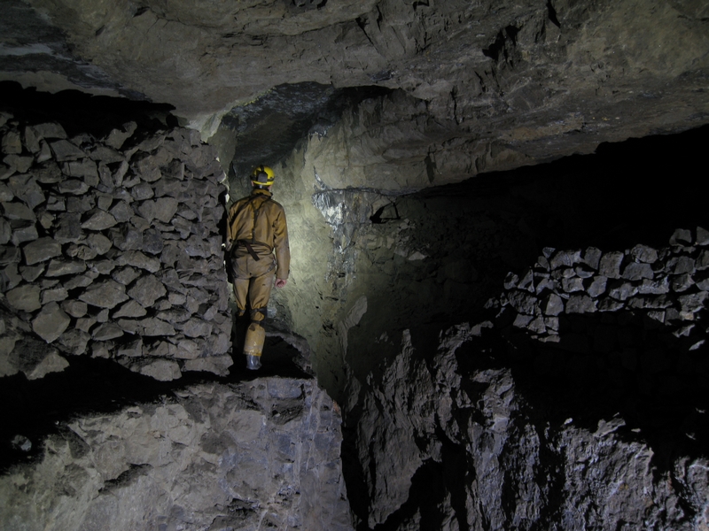 IMG_5861.JPG - Pack walling forming a ledge around the top of the stope.