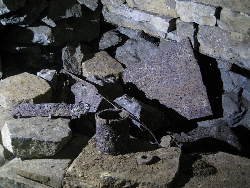 IMG_5877.JPG - A tin, washer and some metal plates.